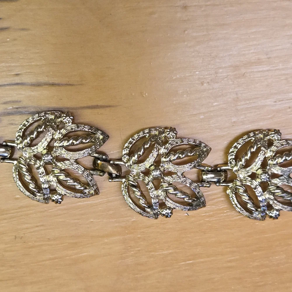 Vintage gold tone leaf bracelet
